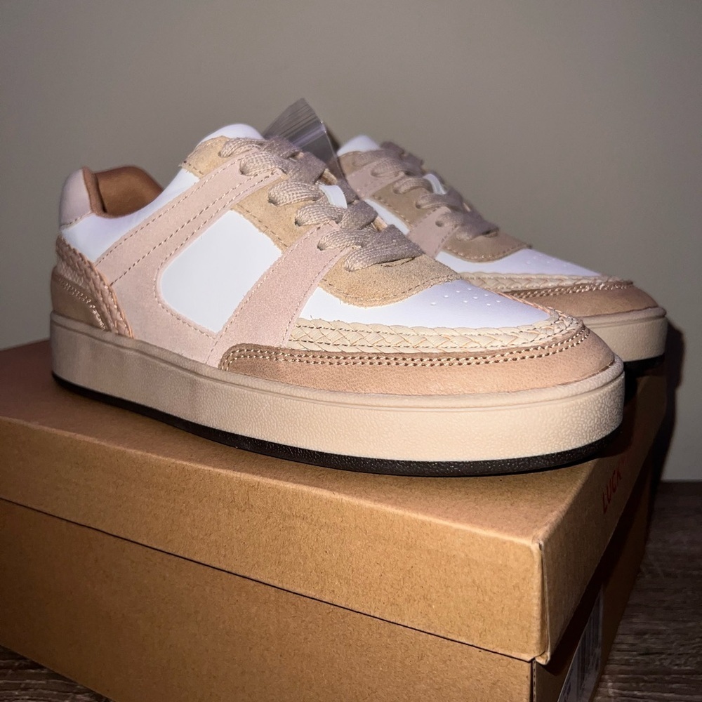 NWT Lucky Brand Halinna Sneakers in Travertine